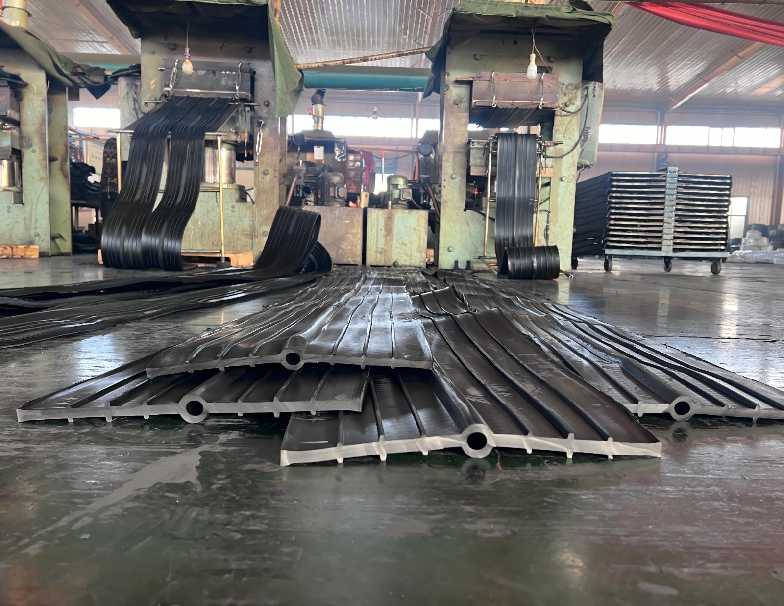 地鐵水利隧道適配 2026年中埋式橡膠止水帶首�?宏基橡塑 國標品質 按需定制(1).jpg 地鐵水利隧道適配 2026年中埋式橡膠止水帶首�?宏基橡塑 國標品質 按需定制(1).jpg